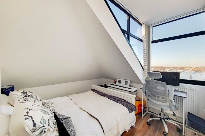2 Bedroom Flat To Rent In Balham High Road, London, SW12