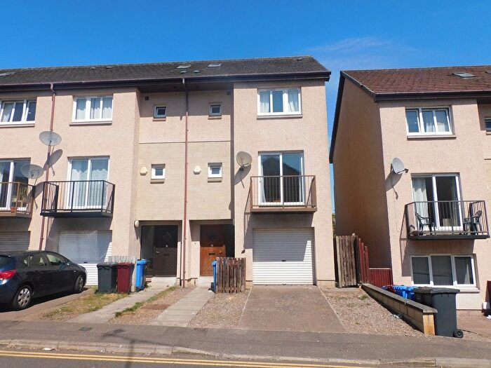3 Bedroom Town House To Rent In Larch Street, Dundee, DD1