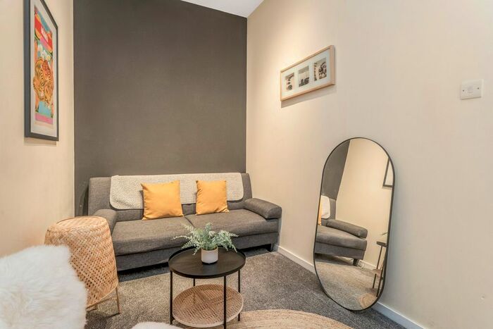 2 Bedroom Flat To Rent In Edmonstones Close, Edinburgh, EH1