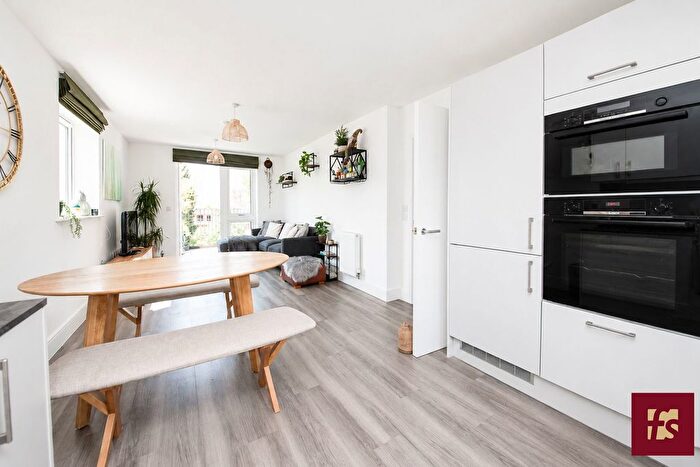 2 Bedroom Flat For Sale In Coopers Hill, Bracknell, RG12