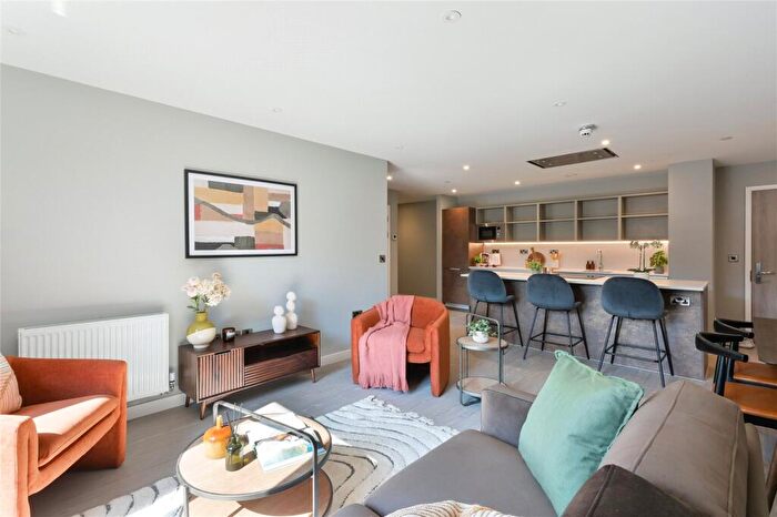 3 Bedroom Apartment To Rent In Spinners Yard, Spinners Lane, LS7