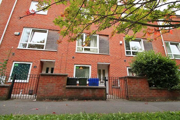 4 Bedroom Town House To Rent In Lauderdale Crescent, Manchester, M13