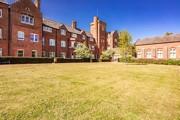 3 Bedroom Flat For Sale In Basildon Court, Cholsey, OX10