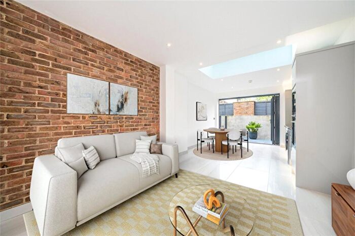 3 Bedroom Terraced House For Sale In Turner Street, London, E1