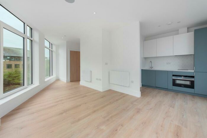 1 Bedroom Apartment To Rent In - Pycroft Road Chertsey, KT16