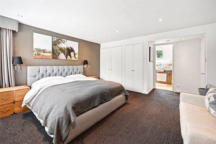 2 Bedroom Maisonette For Sale In Grosvenor Road, London, SW1V