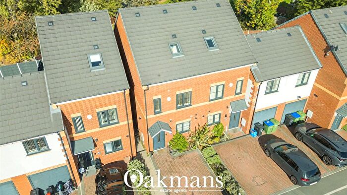 4 Bedroom Semi-Detached House For Sale In King Edward Close, Oldbury, West Midlands, B68