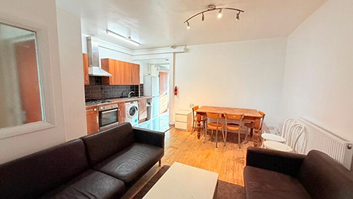 2 Bedroom Maisonette To Rent In Pinner Road, North Harrow, HA1