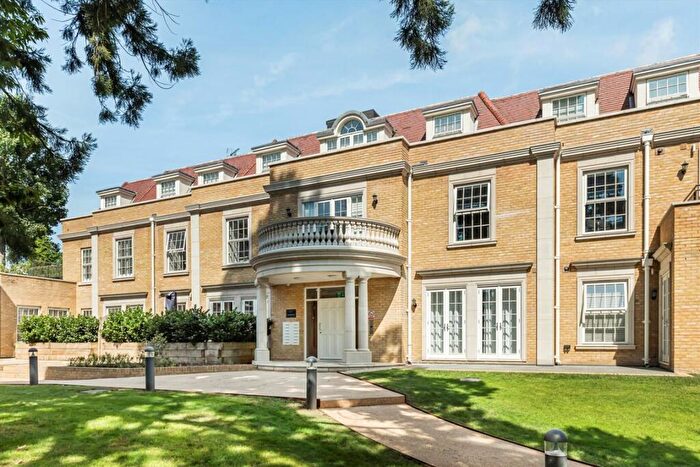 2 Bedroom Flat To Rent In Ridgewood, Weybridge, KT13