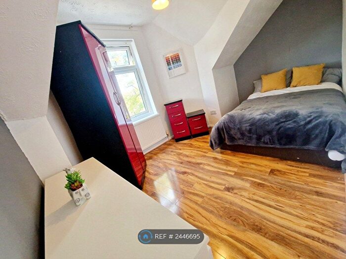 4 Bedroom Flat To Rent In Polygon Road, Manchester, M8