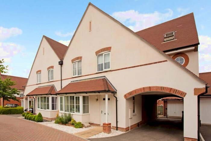 4 Bedroom Semi-Detached House To Rent In Beeches Way Faygate, RH12