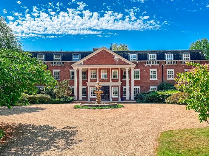 2 Bedroom Flat For Sale In Molesey Park Road, East Molesey, KT8