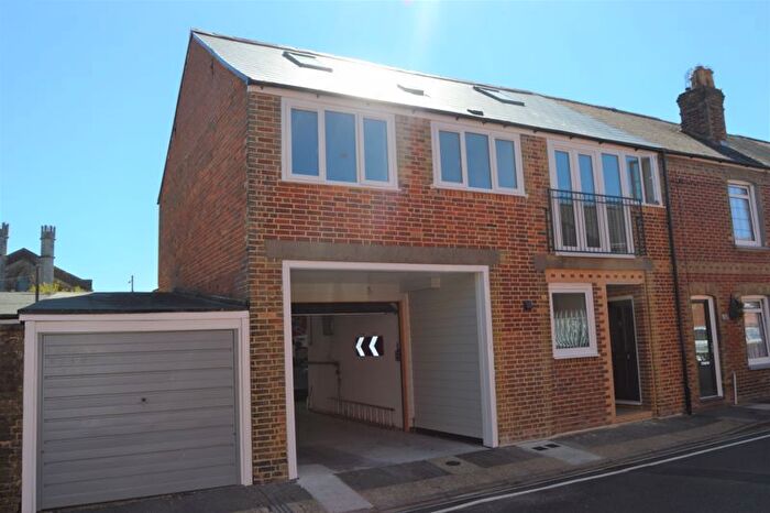 1 Bedroom Flat To Rent In Albert Street, Newport, PO30