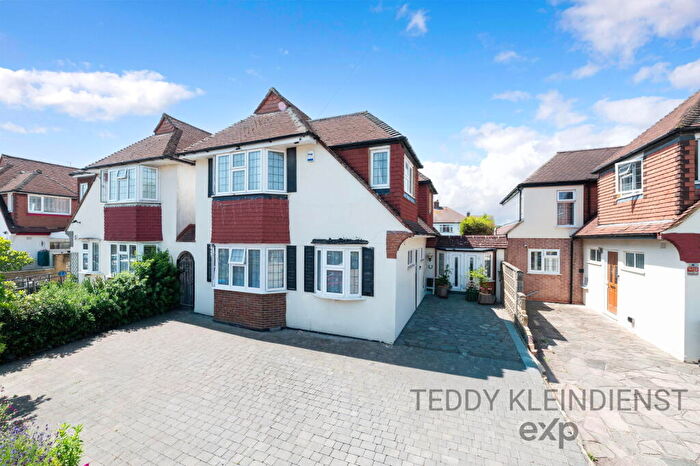 4 Bedroom Detached House For Sale In Holmsley Close, New Malden, KT3