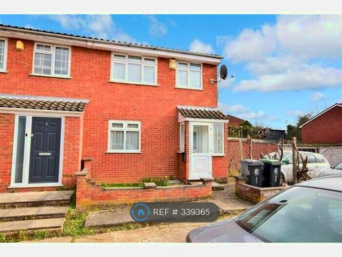 3 Bedroom End Of Terrace House To Rent In Elmswood, Chigwell, IG7
