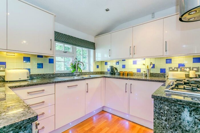 2 Bedroom Apartment To Rent In Ruxbury Road, Chertsey, KT16