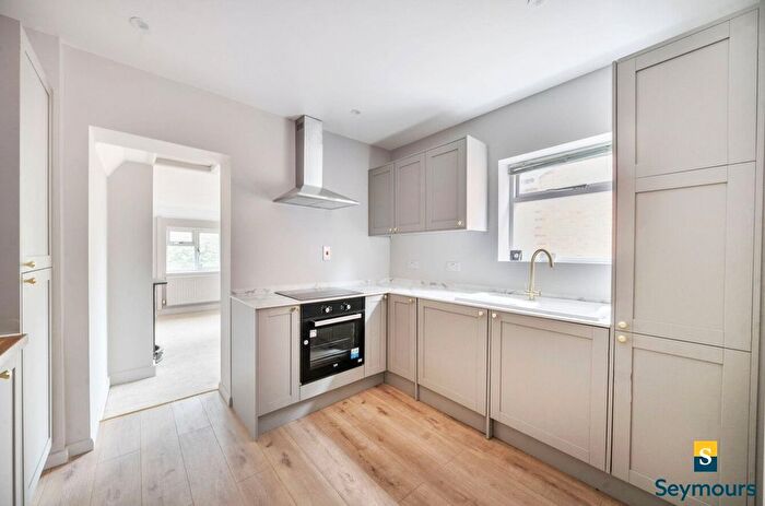 1 Bedroom Flat For Sale In Chilworth, Guildford, Surrey, GU4