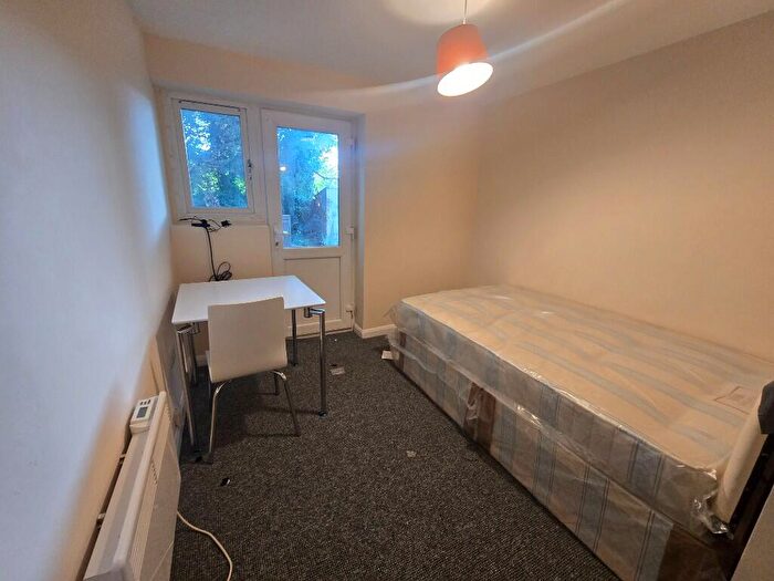 Studio To Rent In Brentmead Place, London, NW11