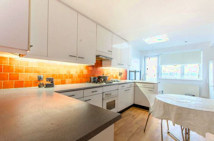 3 Bedroom Flat To Rent In Oakleigh Road North, Finchley, London, N20