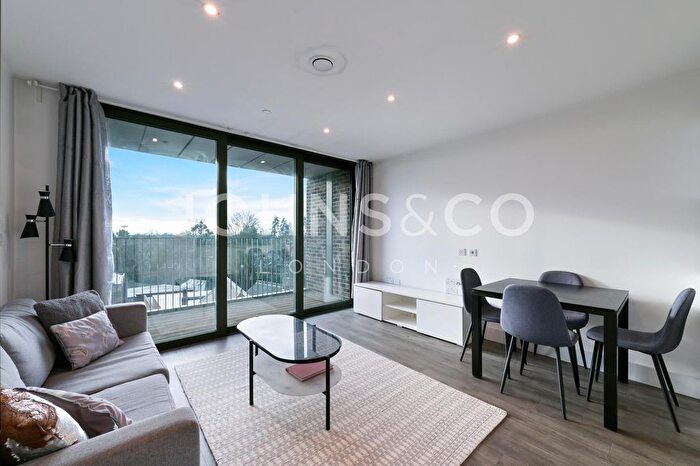 1 Bedroom Flat To Rent In London Square, Staines, Surrey, TW18