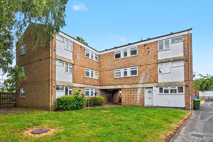 2 Bedroom Flat For Sale In Holbeck, Bracknell, RG12