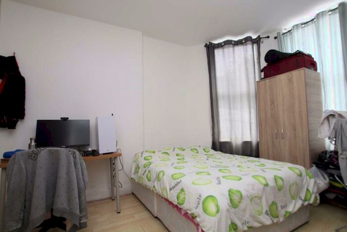 Flat To Rent In Craven Park, Craven Park, NW10