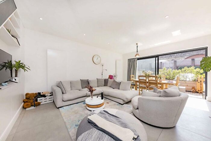 2 Bedroom Terraced House To Rent In Ravenscourt Park, Hammersmith, W6