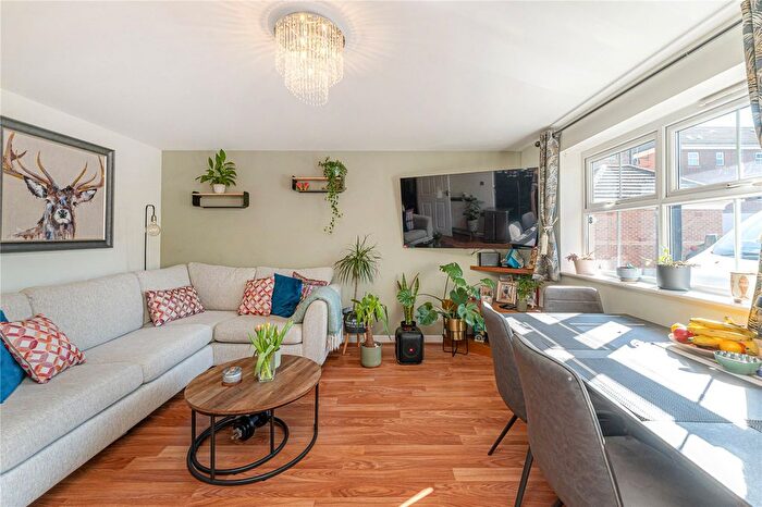 2 Bedroom Flat To Rent In Coppetts Road, London, N10
