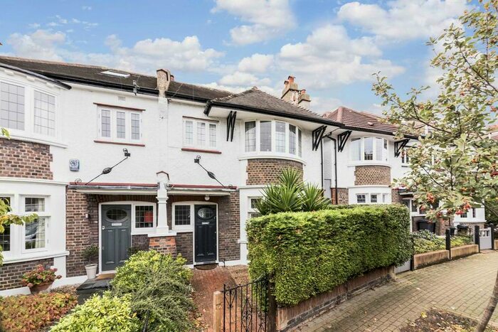 3 Bedroom Property To Rent In Bracken Avenue, London, SW12