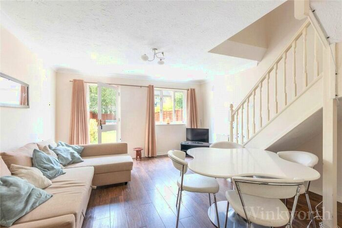 3 Bedroom Maisonette To Rent In Bird In Bush Road, London, SE15