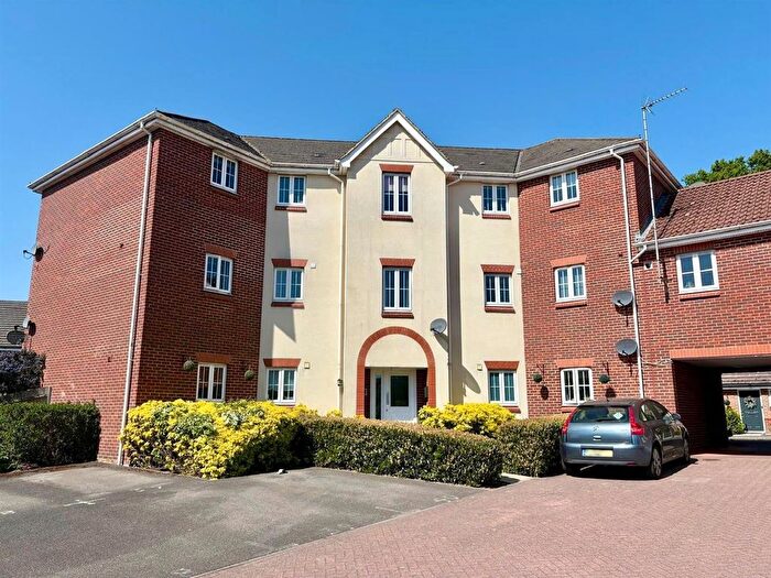 2 Bedroom Flat For Sale In Woodland Walk, Aldershot, GU12