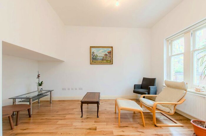 3 Bedroom Flat To Rent In Stockwell Park Road, Brixton, London, SW9