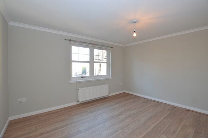 3 Bedroom Flat To Rent In Lemon Terrace, Leven, KY8