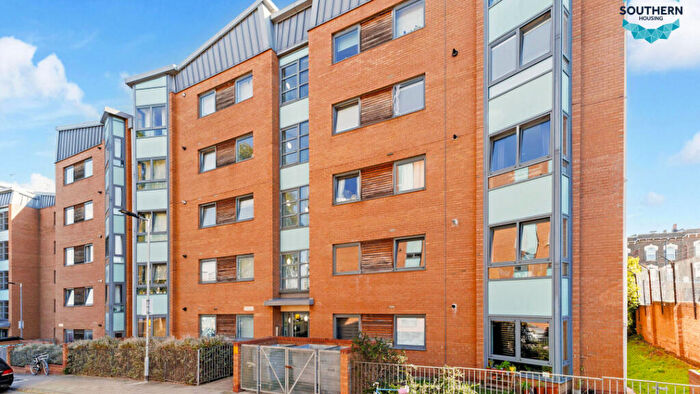 2 Bedroom Flat For Sale In Lewis Gardens, Hackney, London, N16