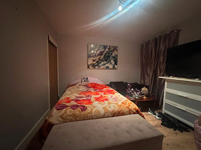 3 Bedroom Flat To Rent In Selby Road, London, E13