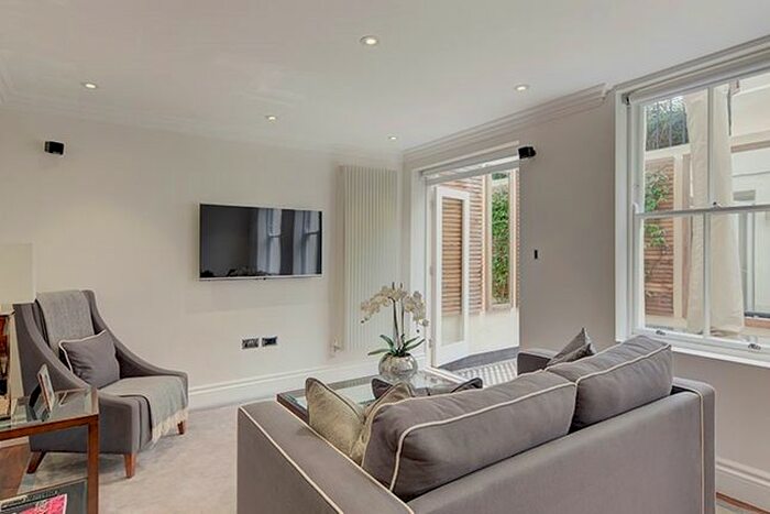 3 Bedroom Flat To Rent In Kensington Gardens Square, Paddington, W2