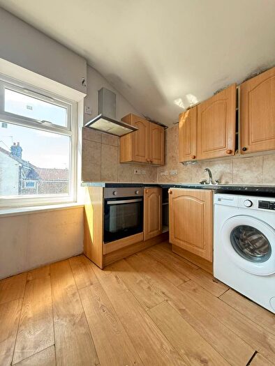 3 Bedroom Flat To Rent In Norwood Road, Southall, UB2