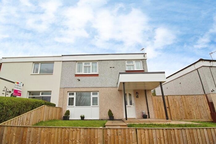 3 Bedroom Semi Detached House For Sale In Stonecliffe Gardens, Leeds, LS12