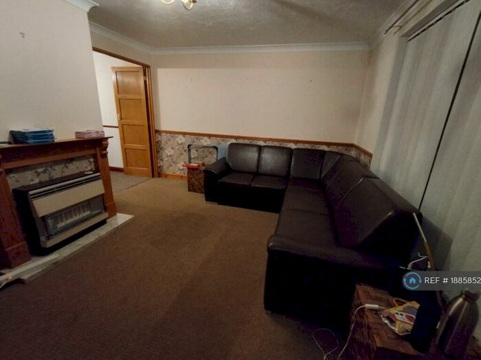 3 Bedroom Semi-Detached House To Rent In Hanbury Close, Norwich, NR5