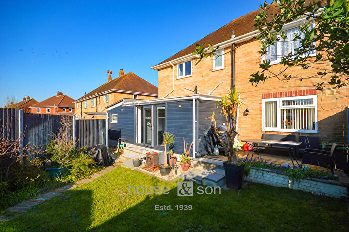 2 Bedroom Flat For Sale In Aldridge Road, Bournemouth, BH10