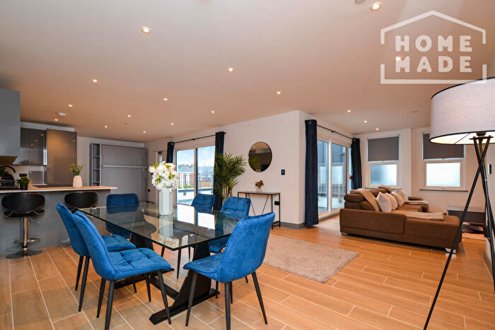 3 Bedroom Flat To Rent In Avenir Court, N12