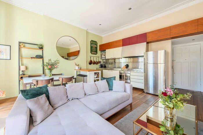 1 Bedroom Flat To Rent In Royal Crescent, Holland Park, London, W11