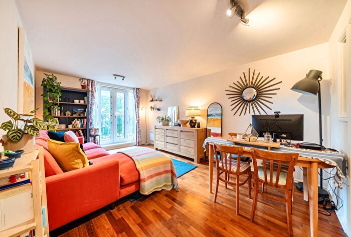 2 Bedroom Flat For Sale In Gleneagle Road, London, SW16