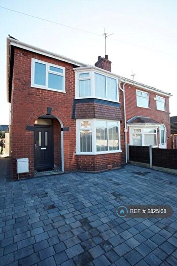 3 Bedroom Semi Detached House To Rent In Hart Hill Drive, Salford, M5