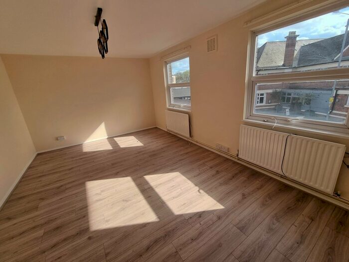 3 Bedroom Flat To Rent In High Street, Hornchurch, RM11