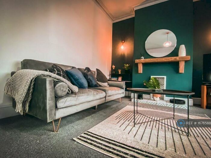 2 Bedroom Flat To Rent In Park Lane, Swindon, SN1