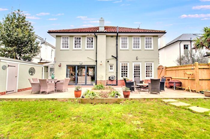 4 Bedroom Detached House For Sale In Madeira Avenue, Worthing, BN11