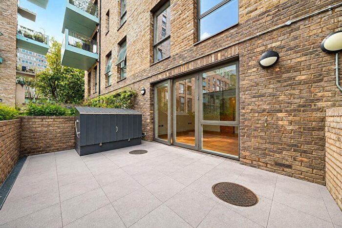 4 Bedroom Maisonette For Sale In East Street, London, SE17