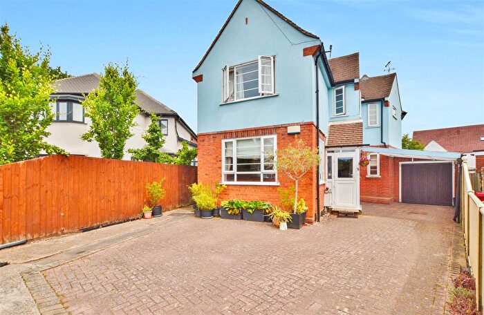 5 Bedroom Detached House For Sale In Merton Road, Slough, SL1