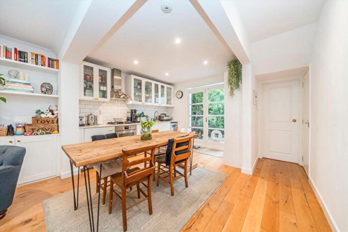 2 Bedroom Maisonette For Sale In Dunollie Road, Kentish Town, NW5